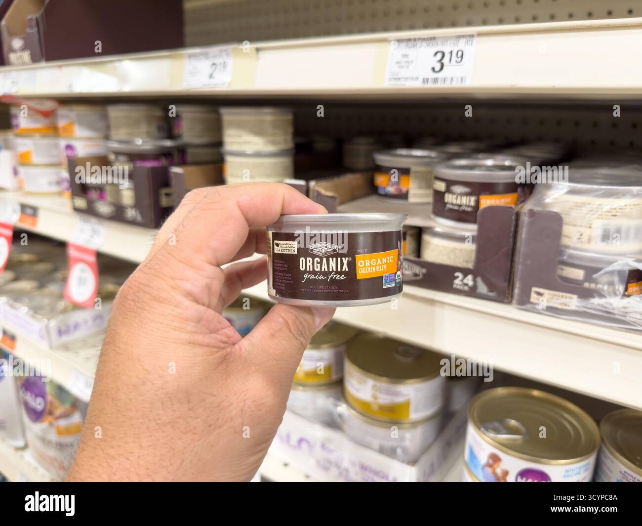 Los Angeles, Kalifornien, USA - 02-01-2023: Eine Hand, die eine Dose Castor und Pollux Organix Katzenfutter hält. Stockfoto