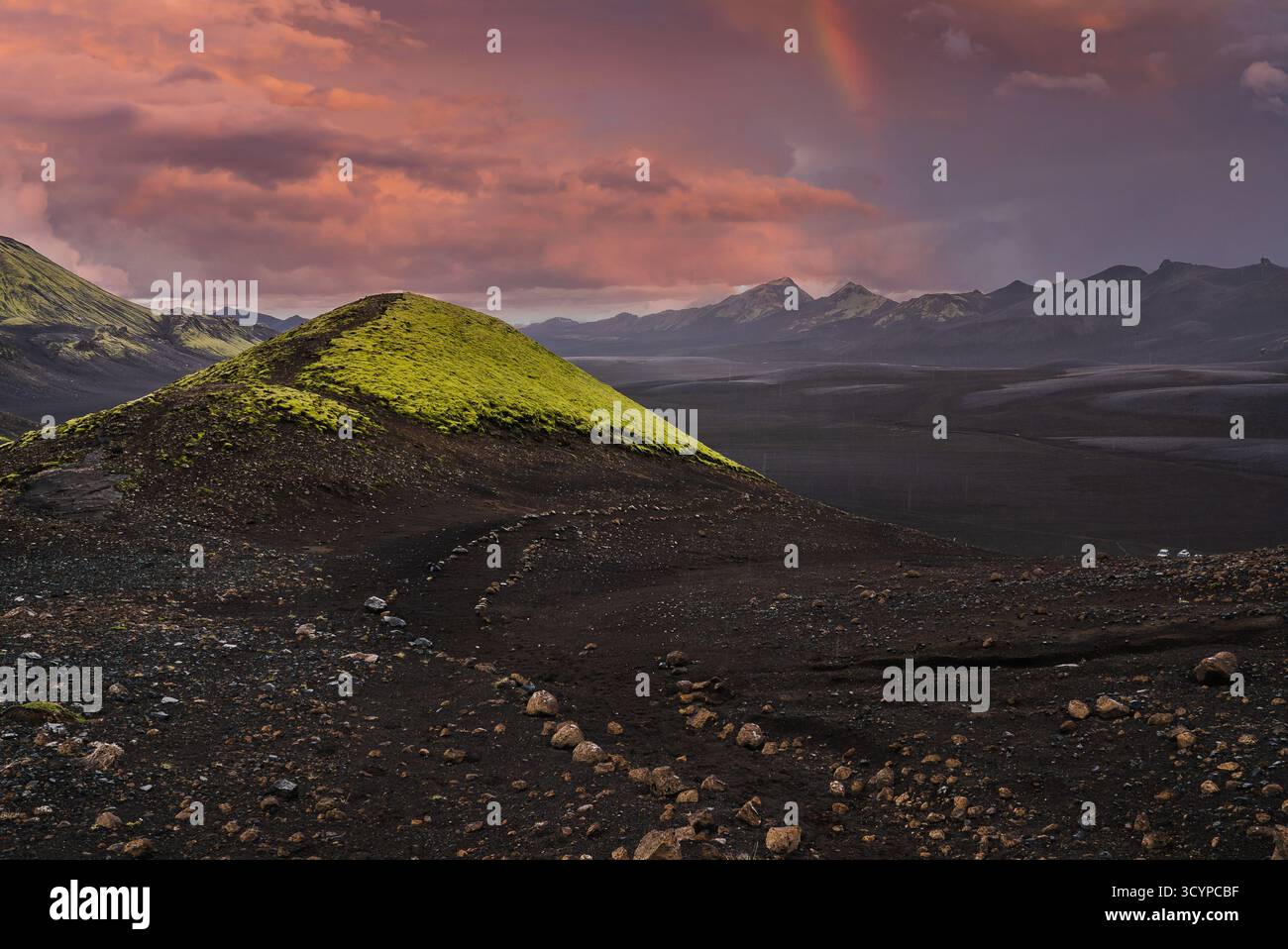 Moosiger Schlackenkegel und schwarze Sandebene im Inneren des Hochlands Islands Stockfoto