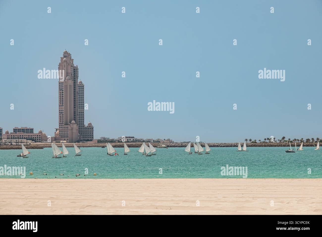 Wunderschöner Blick auf Abu Dhabi City Corniche Beach und Al Marina mit Rixos Marina Resort im Hintergrund. Segelyachten. Reisefoto, Kopierraum für Stockfoto