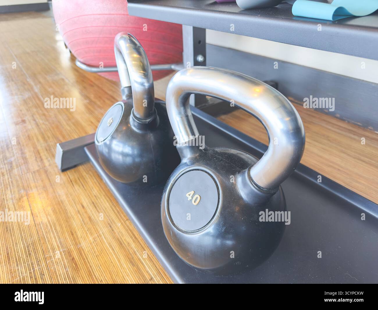 Blick auf einige Kettlebells in einem Fitnessraum. Stockfoto