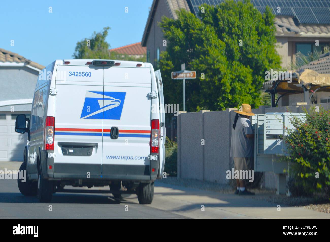 USPS Postarbeiter und LKW, der Post an einen Posteingang in Arizona liefert Stockfoto