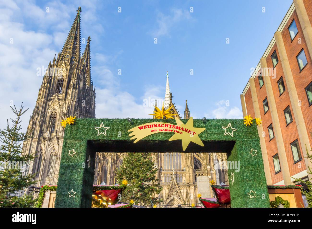 Eingangstor zum weihnachtsmarkt an der Domkirche in Köln Stockfoto