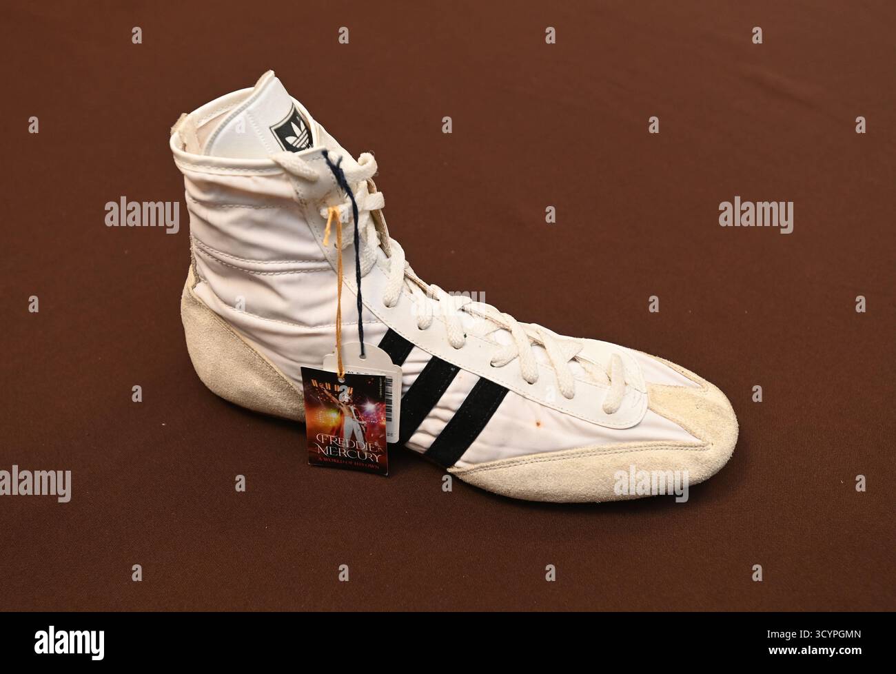 Olomouc, Tschechische Republik. Oktober 2025. Schuh wurde zwischen 1984 und 1990 in Konzerten oder Musikvideos des Sängers Freddie Mercury in Olomouc, Tschechien, am 17. Oktober 2025 verwendet. Der 42-jährige Olmütz Tomas Hykel hat mehrere tausend Artefakte gesammelt, die mit der Weltmusik-Ikone zusammenhängen. Seine Sammlung, die 15 Paar Schuhe, Mercury Kostüme aus Konzerten und persönliche Gegenstände umfasst, ist eine der größten der Welt. Quelle: Ludek Perina/CTK Photo/Alamy Live News Stockfoto