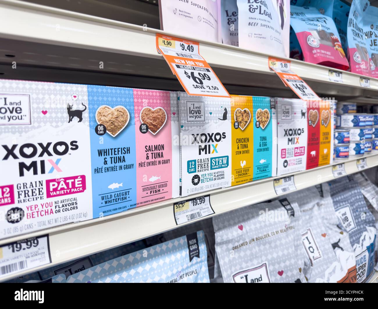 Los Angeles, Kalifornien, USA - 01.02.2023: Eine Ansicht mehrerer Pakete von I and Love and You XOXO's Mix Katzenfutter im Laden. Stockfoto