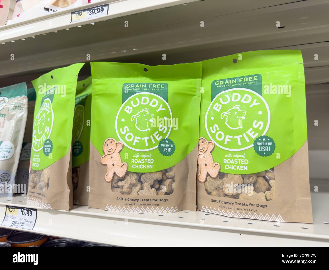 Los Angeles, Kalifornien, USA - 01.02.2023: Eine Ansicht mehrerer Pakete von Buddy Softies, getreidefreie Hundezubereitungen, im Laden. Stockfoto