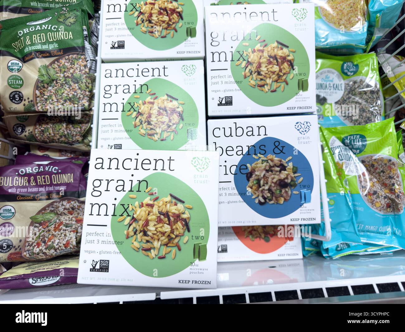 Los Angeles, Kalifornien, USA - 02-01-2023: Eine Ansicht mehrerer Packungen mit gefrorenen Reisgerichten von Grain Trust, ausgestellt in einem örtlichen Lebensmittelgeschäft. Stockfoto