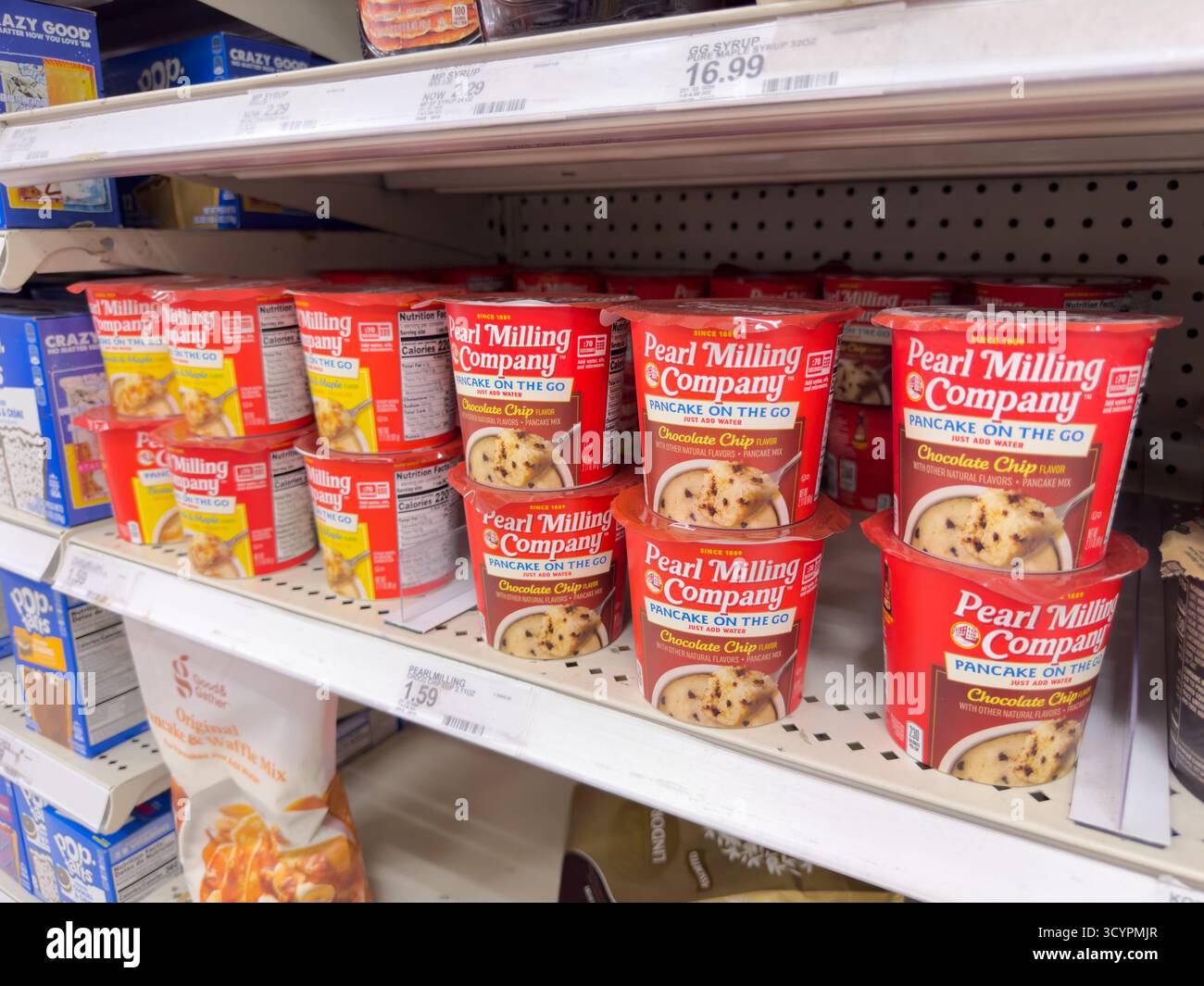 Los Angeles, Kalifornien, USA - 01.02.2023: Ein Blick auf mehrere Tassen Pearl Milling Company Pancake unterwegs im Laden. Stockfoto