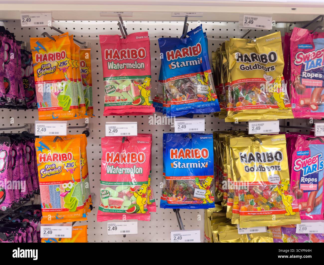 Los Angeles, Kalifornien, USA - 02-01-2023: Blick auf mehrere Regale, die verschiedenen Haribo-Süßigkeiten gewidmet sind. Stockfoto