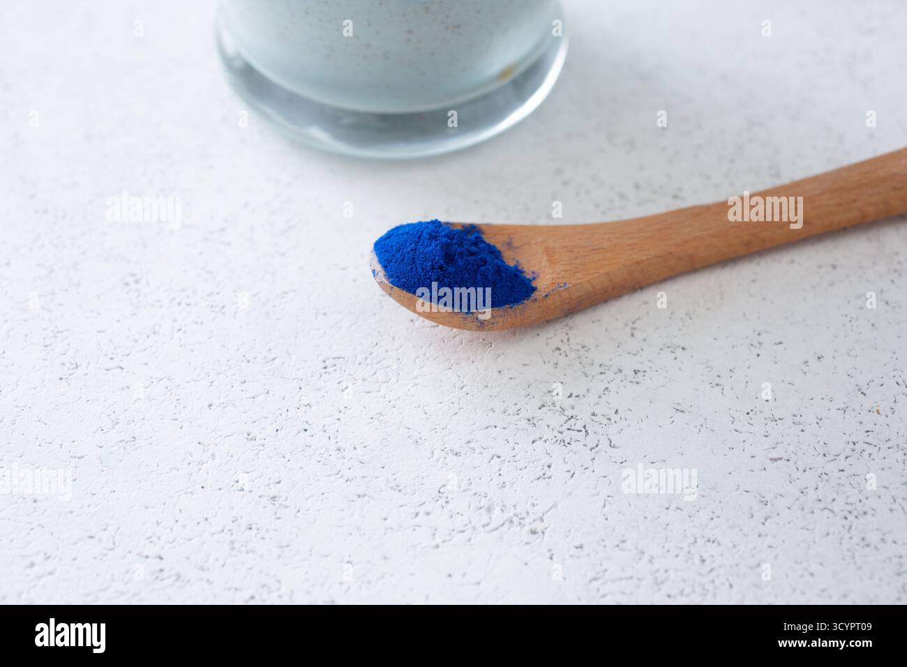 Ein Blick auf einen Löffel Spirulina-Pulver. Stockfoto