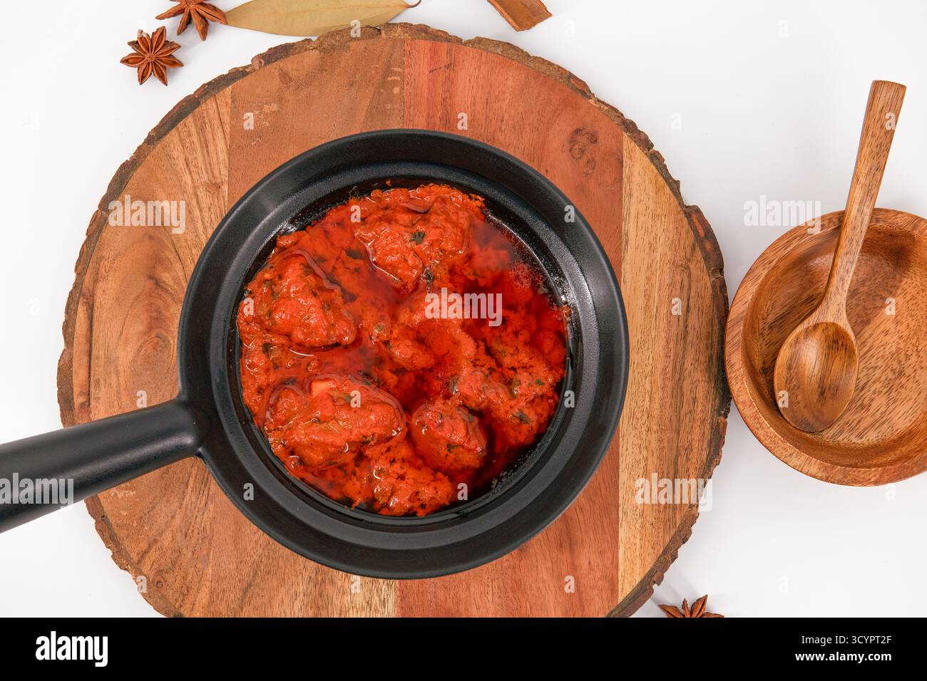 Berühmtes Lammgericht mit dem Namen Hammel Rogan josh oder Lamm rogan josh, indisches Hammel-Curry, das mit Gewürzen zubereitet und mit normalem Reis, Chapati, Roti oder b serviert wird Stockfoto