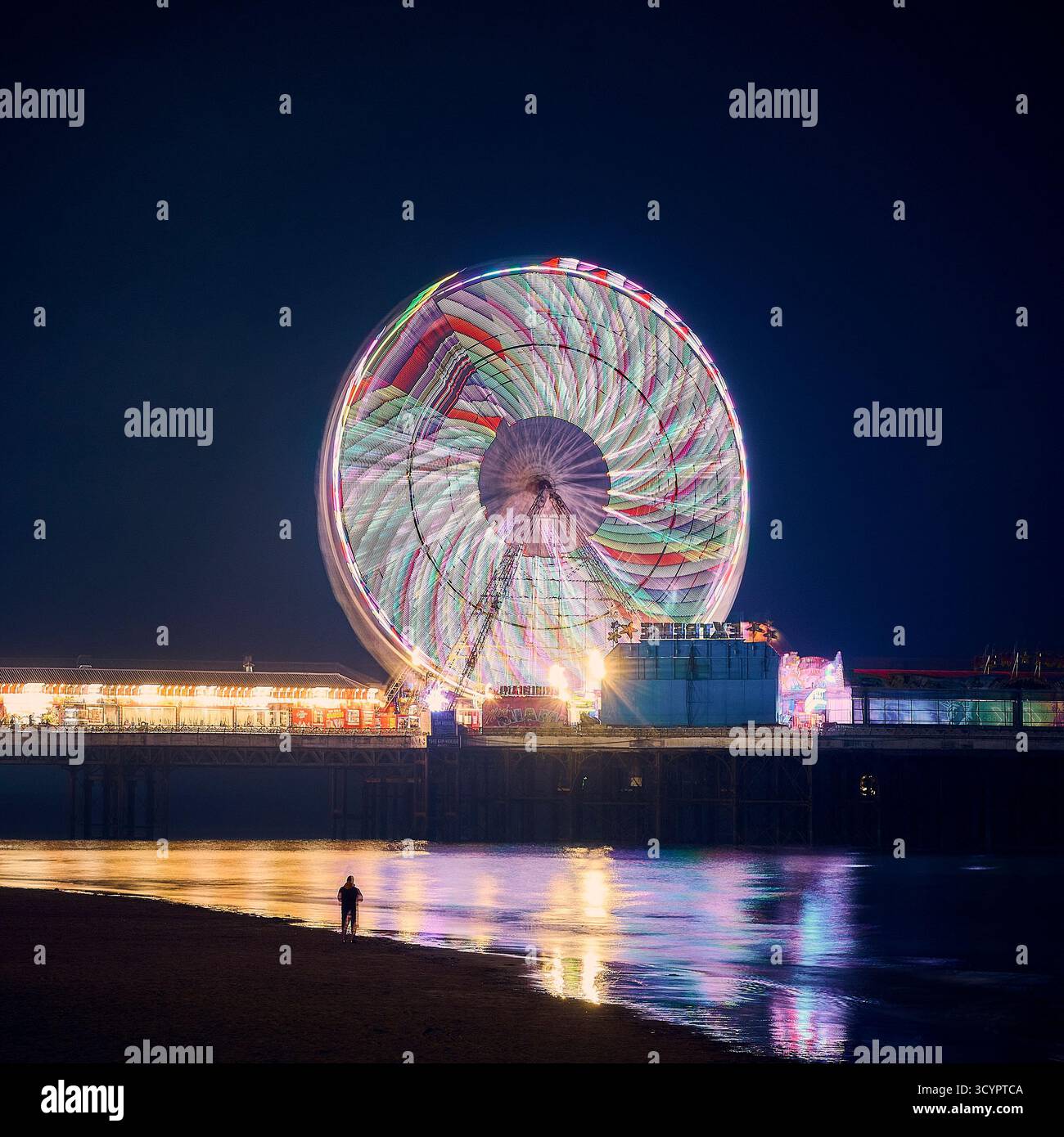 Riesenrad am Central Pier bei Nacht, Blackpool, Großbritannien Stockfoto