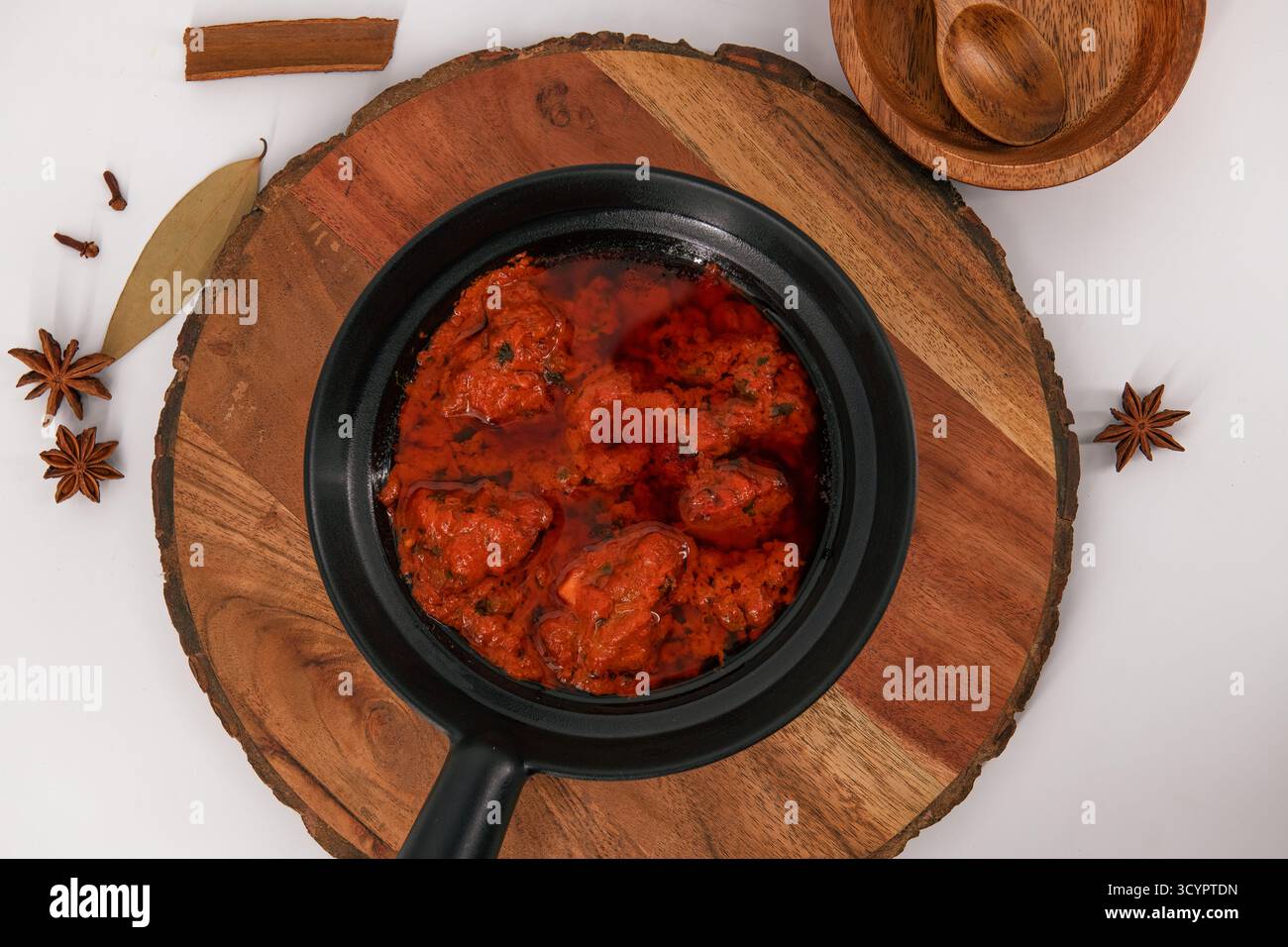 Berühmtes Lammgericht mit dem Namen Hammel Rogan josh oder Lamm rogan josh, indisches Hammel-Curry, das mit Gewürzen zubereitet und mit normalem Reis, Chapati, Roti oder b serviert wird Stockfoto
