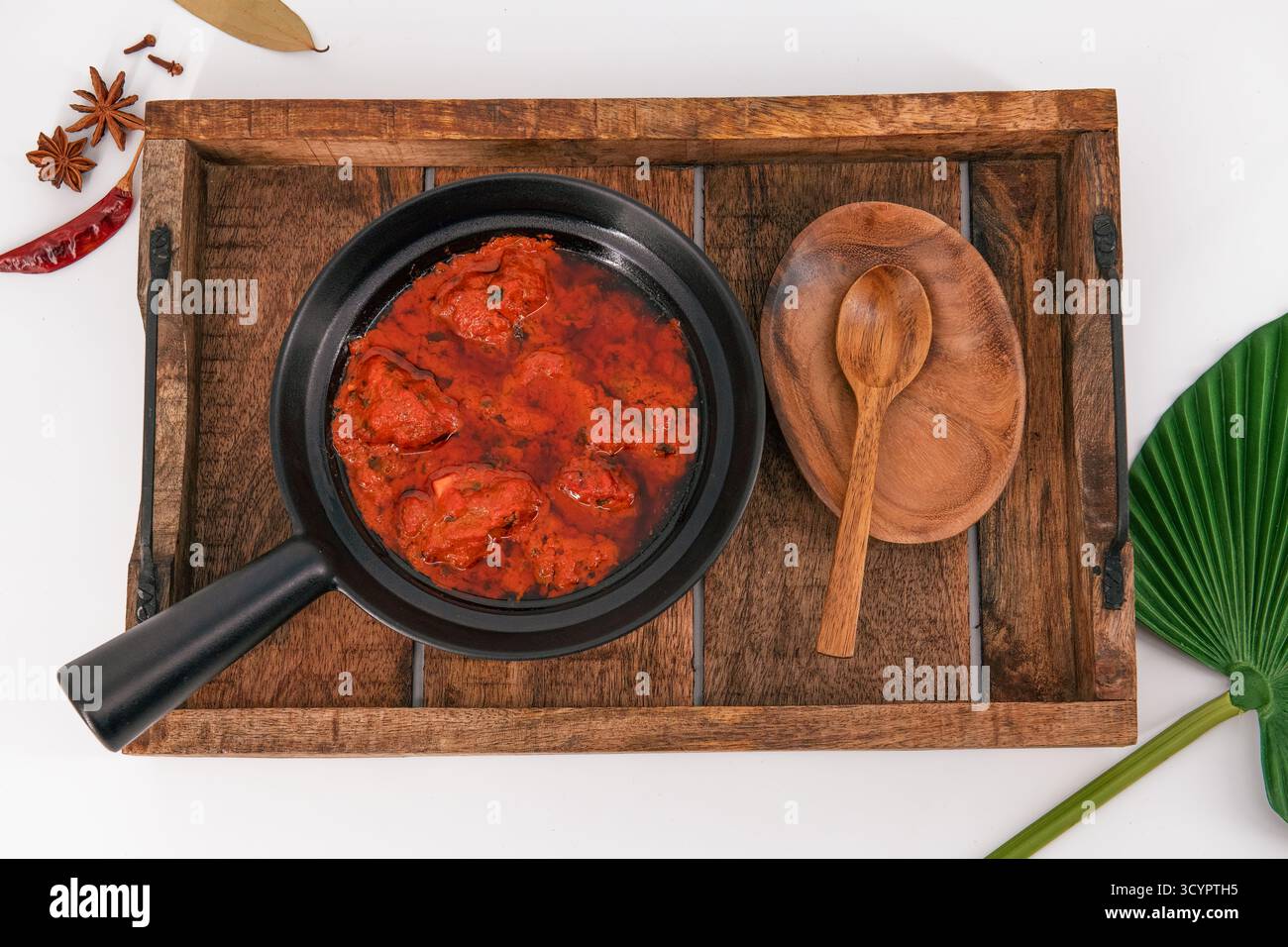 Berühmtes Lammgericht mit dem Namen Hammel Rogan josh oder Lamm rogan josh, indisches Hammel-Curry, das mit Gewürzen zubereitet und mit normalem Reis, Chapati, Roti oder b serviert wird Stockfoto