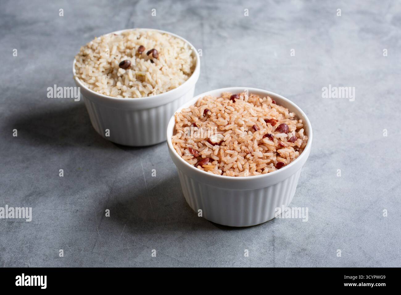 Blick auf eine Schüssel mit weißem jamaikanischem Reis und eine Schüssel mit Reis und Erbsen. Stockfoto