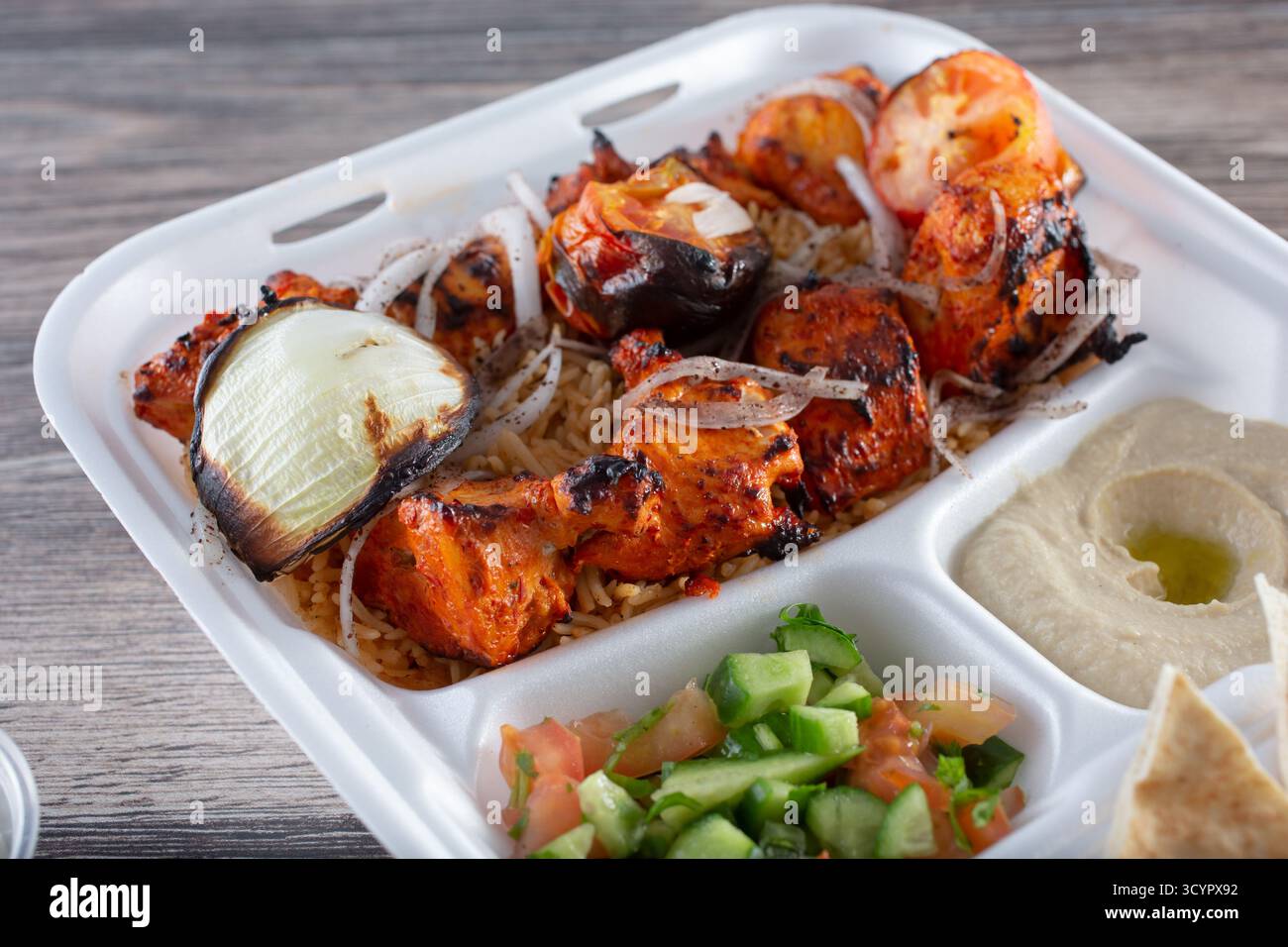Ein Blick auf einen Hühnchenkebab-Teller. Stockfoto