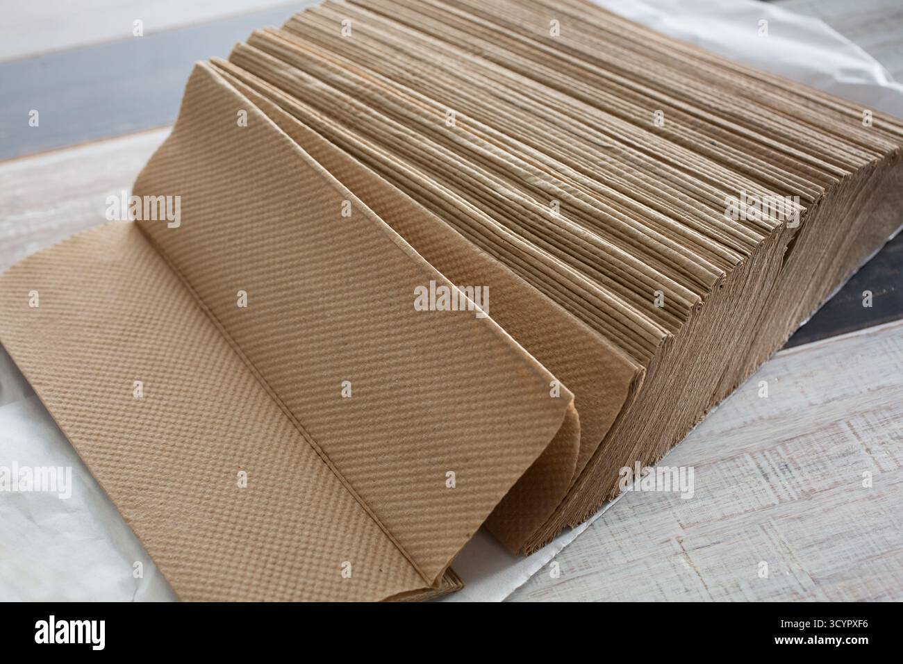 Blick auf einen Stapel recycelter Papiertücher. Stockfoto