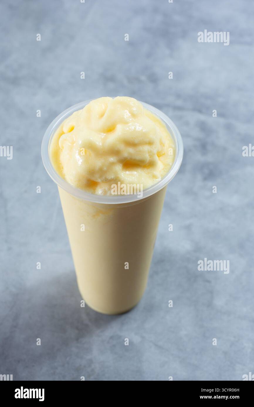 Ein Blick auf einen Mango-Smoothie. Stockfoto