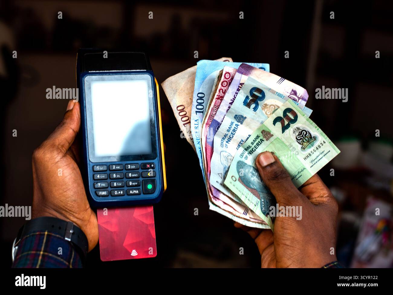 POS-Automat und nigerianische Banknoten Bargeld Stockfoto