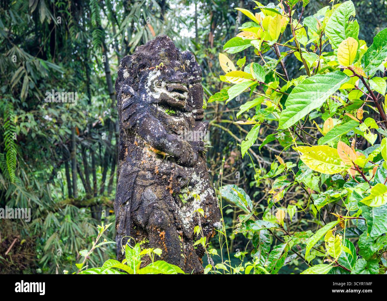Steinstatuen von Göttern oder Gottheiten in einem Hindutempel. Bali, Indonesien. Stockfoto