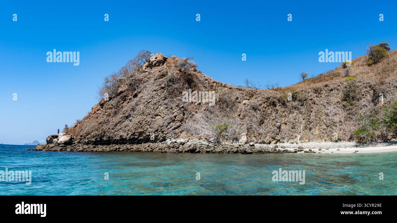 Vulkangestein auf der indonesischen Insel Komodo. Stockfoto