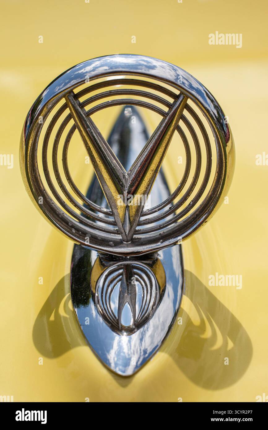 Chrom-Chrom-Kapuzendekoration im Art-Deco-Stil in Gelb Stockfoto