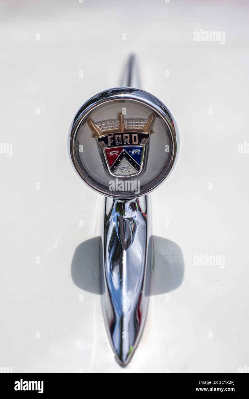 Dekoratives Ford Chrom-Kapuzenverzierung auf weiß Stockfoto
