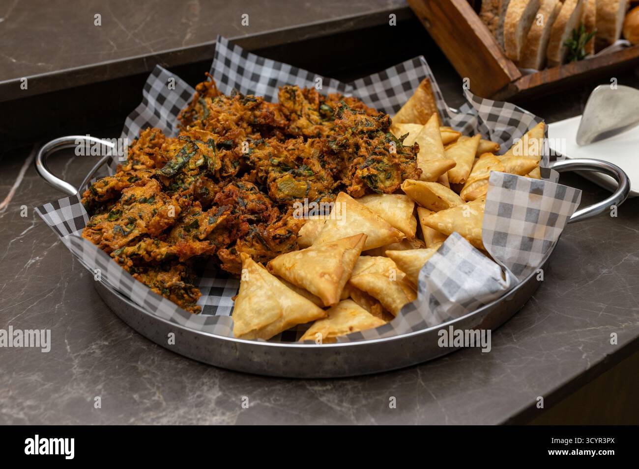 Platte mit frittierten Speisen auf einer Feier Stockfoto
