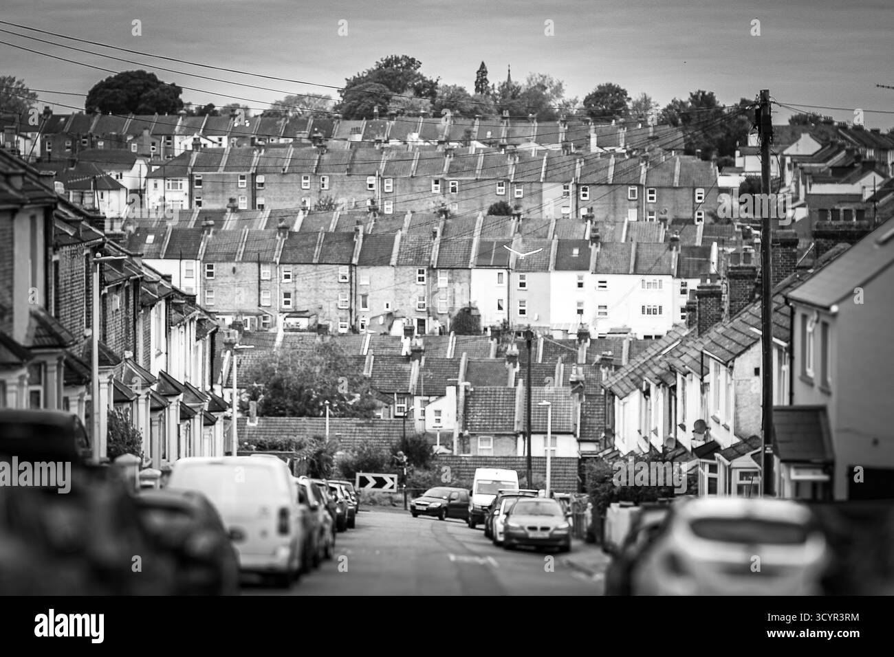 Blick auf die Onslow Road, Chatham, zu viktorianischen Terrassen entlang des Medway Valley, einer eng zusammengesetzten Gemeinde mit reicher Arbeitergeschichte Stockfoto