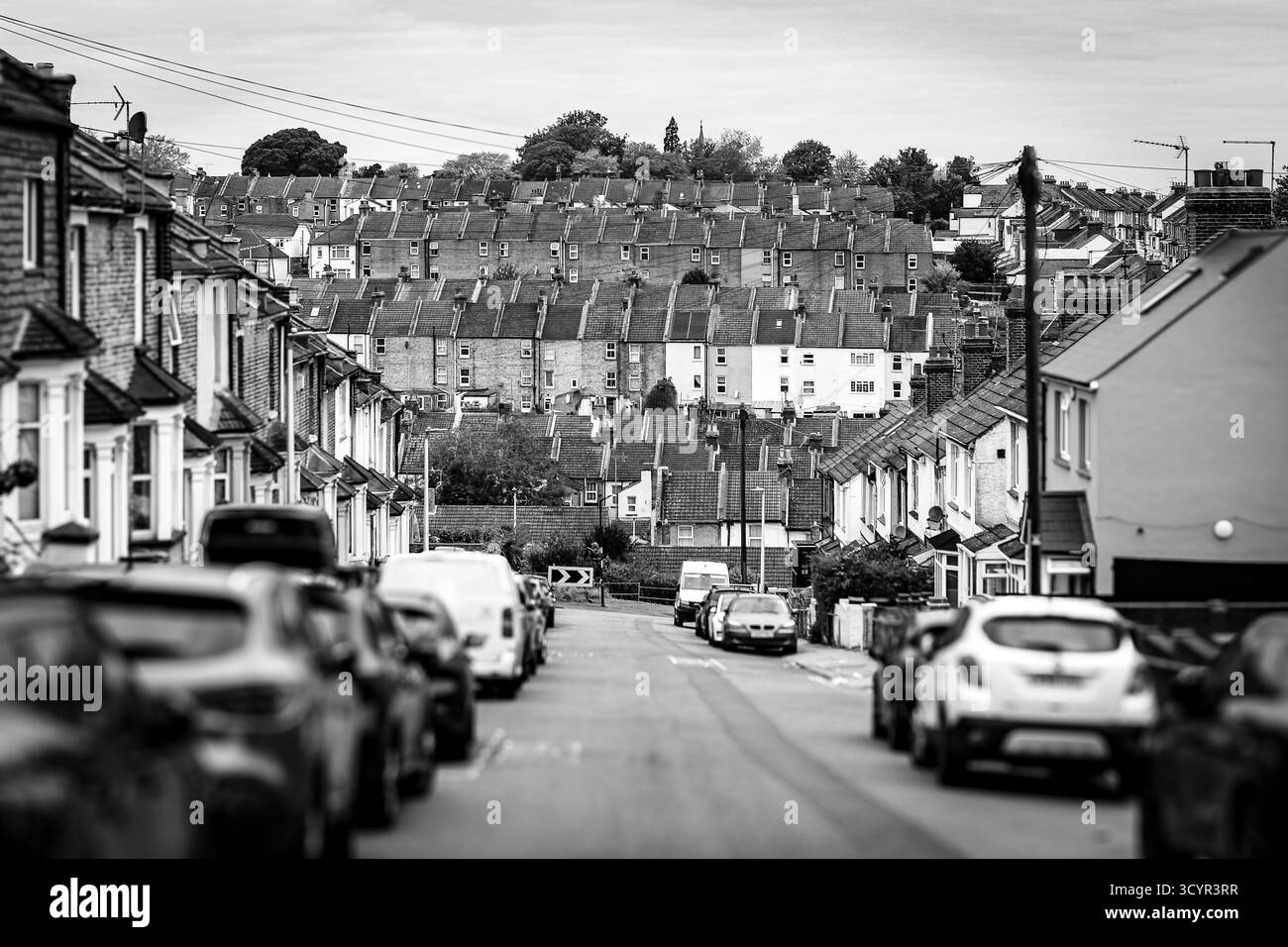 Blick auf die Onslow Road, Chatham, zu viktorianischen Terrassen entlang des Medway Valley, einer eng zusammengesetzten Gemeinde mit reicher Arbeitergeschichte Stockfoto