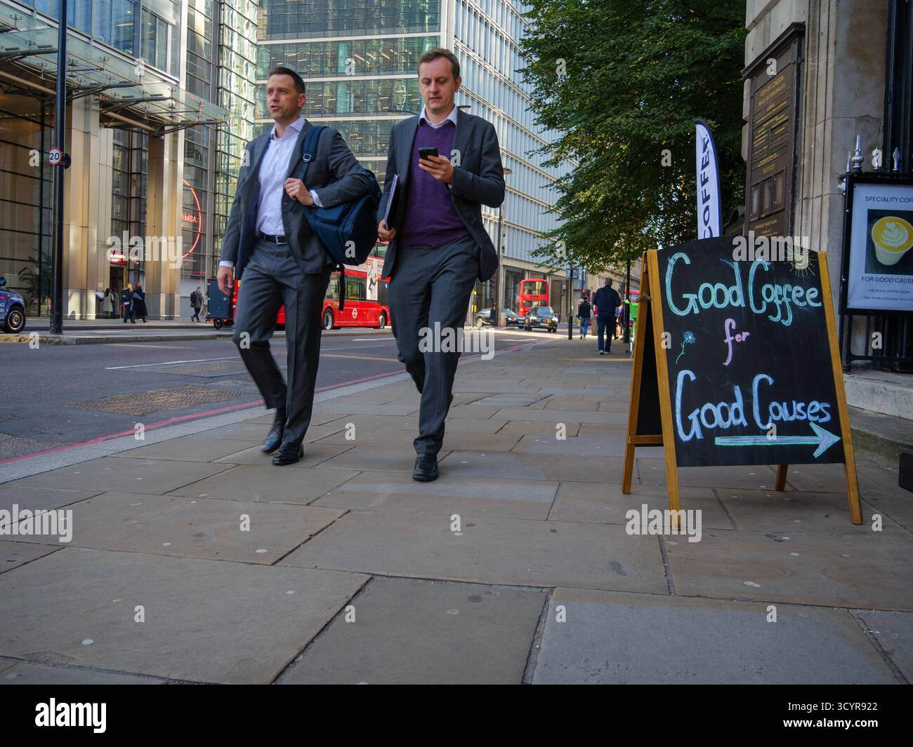 Ein Schild mit dem Titel „Good Coffee for Good Cases“ vor der Kirche St. Botolph-without-Bishopsgate führt die Menschen in den Good Coffee Kiosk, einen kleinen unabhängigen Coffee Shop in London, Großbritannien, der Gewinne für wohltätige Zwecke spendet, einschließlich der Unterstützung von Obdachlosen Stockfoto