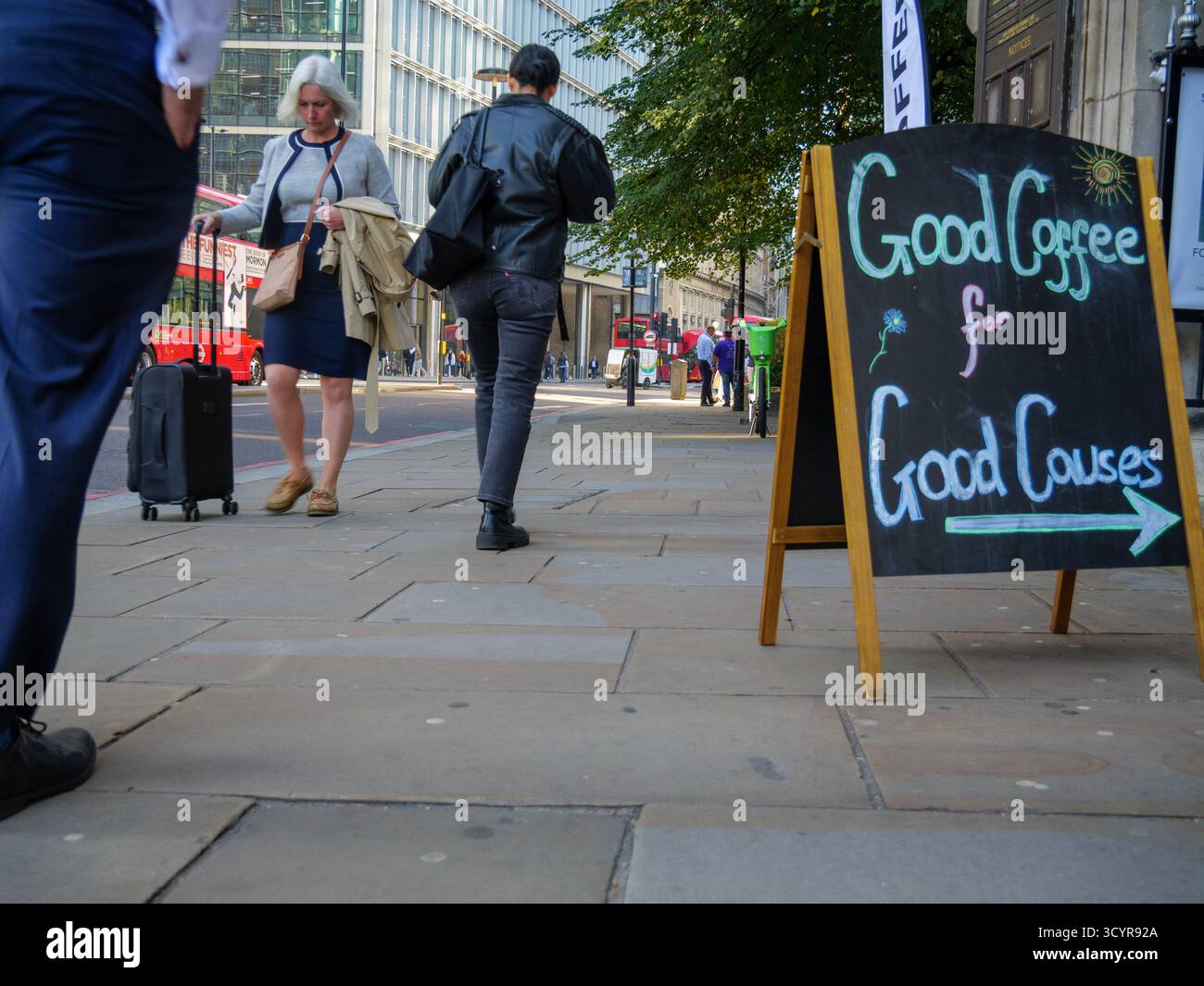 Ein Schild mit dem Titel „Good Coffee for Good Cases“ vor der Kirche St. Botolph-without-Bishopsgate führt die Menschen in den Good Coffee Kiosk, einen kleinen unabhängigen Coffee Shop in London, Großbritannien, der Gewinne für wohltätige Zwecke spendet, einschließlich der Unterstützung von Obdachlosen Stockfoto