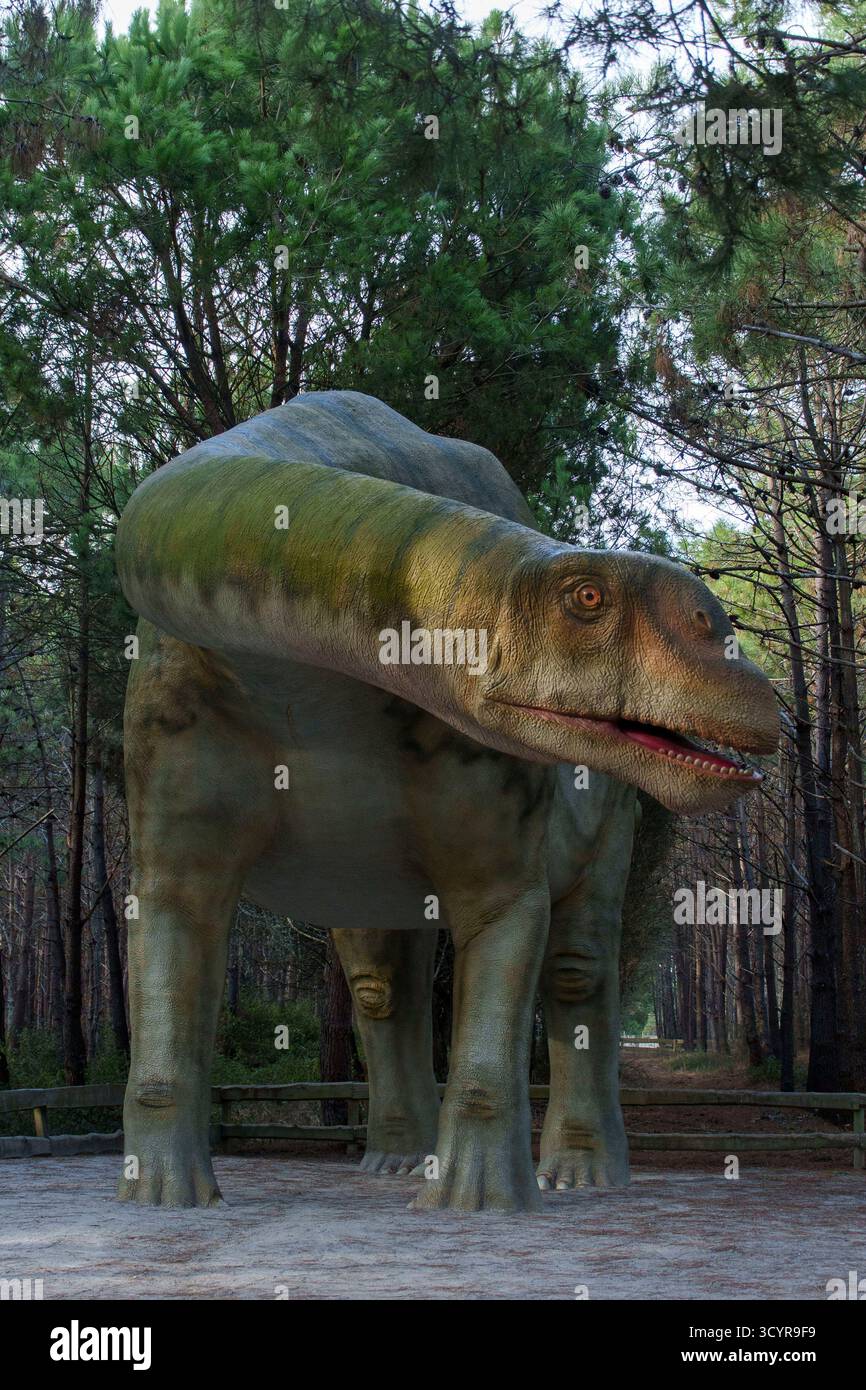 Große Sauropoden-Dinosaurier-Skulptur im Dino Parque Dinosaurier-Themenpark in Lourinhã, Portugal, Europa Stockfoto