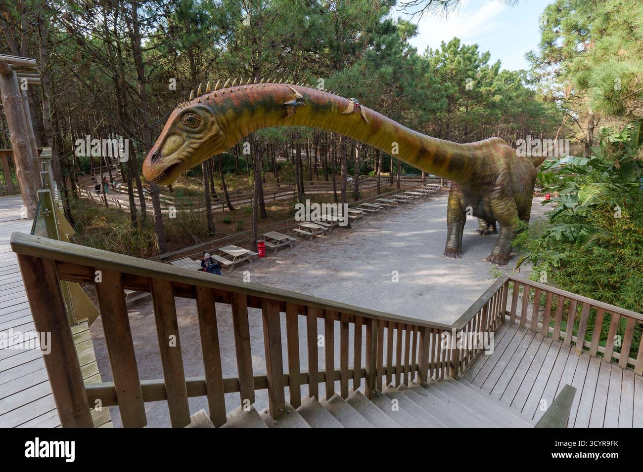 Im Freizeitpark Dino Parque in Lourinhã, Portugal, Europa, spazieren Besucher an einem großen Supersaurus-Modell vorbei Stockfoto