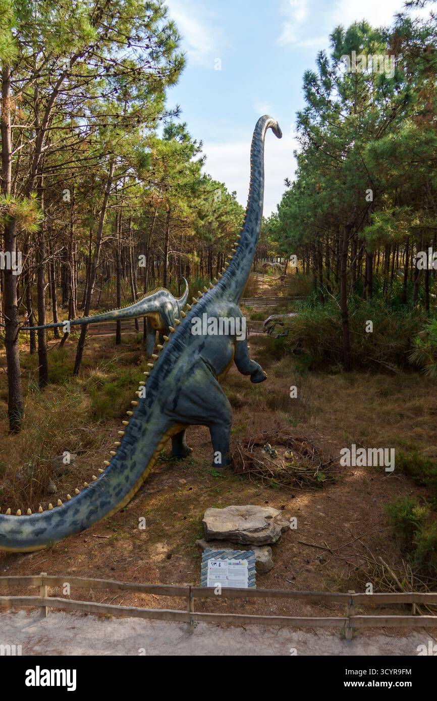 Lebensgroße Skulptur eines Supersaurus Lourinhanensis Sauropoden-Dinosauriers in Stockfoto
