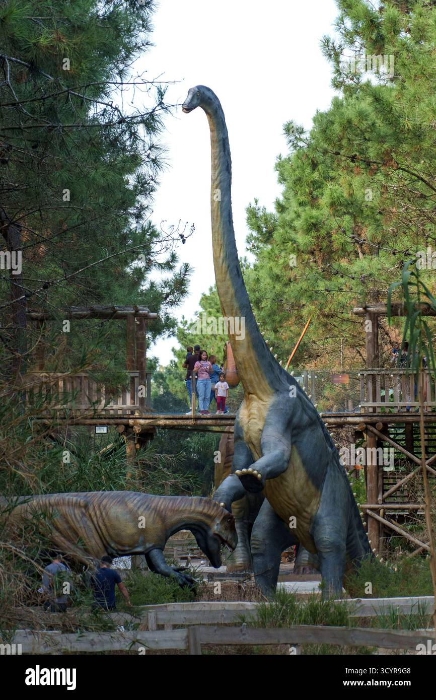 Lebensgroße Skulptur eines Sauropoden-Dinosauriers Supersaurus Lourinhanensis, ausgestellt im Dino Parque Dinosaurier-Themenpark in Lourinhã, Portugal. Europa Stockfoto