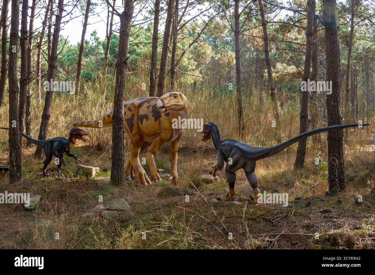 Realistische, lebensgroße Skulpturen, die die Angriffsszene im Freizeitpark Dino Parque in Lourinhã, Portugal, darstellen. Europa Stockfoto