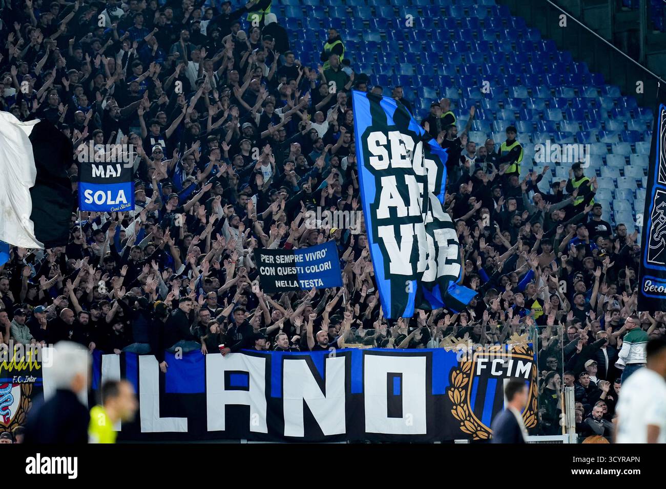 Fans des FC Internazionale während des Spiels der Serie A Enilive zwischen AS Roma und FC Internazionale am 18. Oktober 2025 im Stadio Olimpico in Rom. Stockfoto Fans des FC Internazionale während des Spiels der Serie A Enilive zwischen AS Roma und FC Internazionale am 18. Oktober 2025 im Stadio Olimpico in Rom. Stockfoto