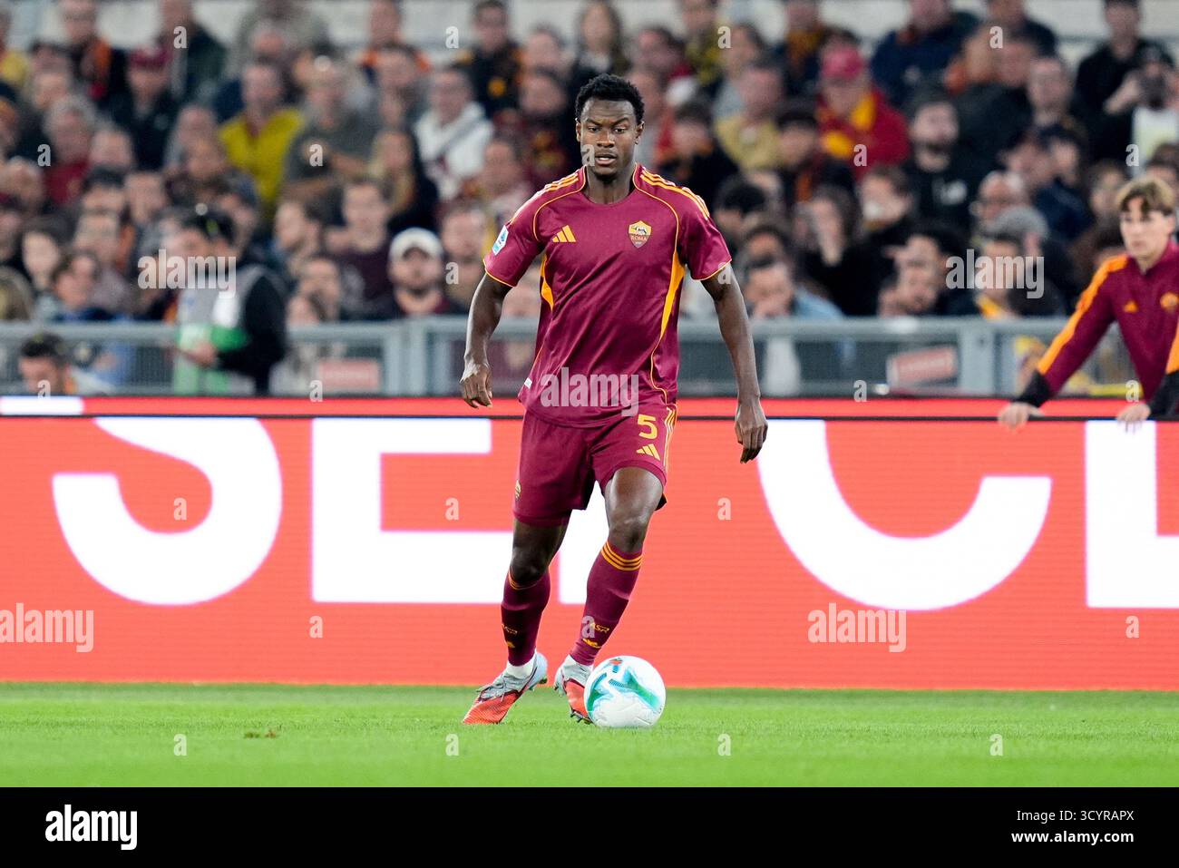 Evan Ndicka von AS Roma in Aktion während des Spiels der Serie A Enilive zwischen AS Roma und FC Internazionale am 18. Oktober 2025 im Stadio Olimpico in Rom. Stockfoto Evan Ndicka von AS Roma in Aktion während des Spiels der Serie A Enilive zwischen AS Roma und FC Internazionale am 18. Oktober 2025 im Stadio Olimpico in Rom. Stockfoto