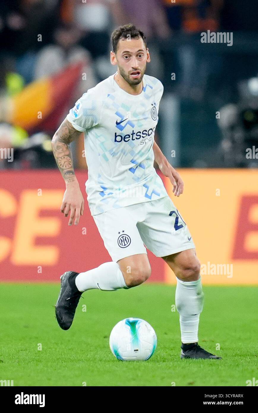 Hakan Calhanoglu vom FC Internazionale in Aktion während des Spiels der Serie A Enilive zwischen AS Roma und FC Internazionale am 18. Oktober 2025 im Stadio Olimpico in Rom. Stockfoto Hakan Calhanoglu vom FC Internazionale in Aktion während des Spiels der Serie A Enilive zwischen AS Roma und FC Internazionale am 18. Oktober 2025 im Stadio Olimpico in Rom. Stockfoto