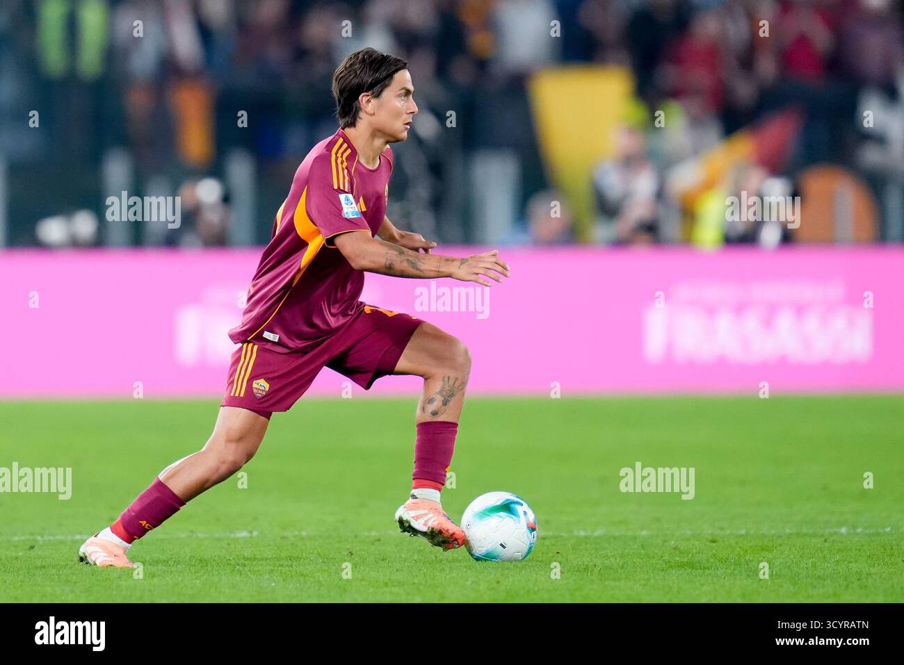 Paulo Dybala von AS Roma in Aktion während des Spiels Der Serie A Enilive zwischen AS Roma und FC Internazionale am 18. Oktober 2025 in Rom. Stockfoto Paulo Dybala von AS Roma in Aktion während des Spiels Der Serie A Enilive zwischen AS Roma und FC Internazionale am 18. Oktober 2025 in Rom. Stockfoto