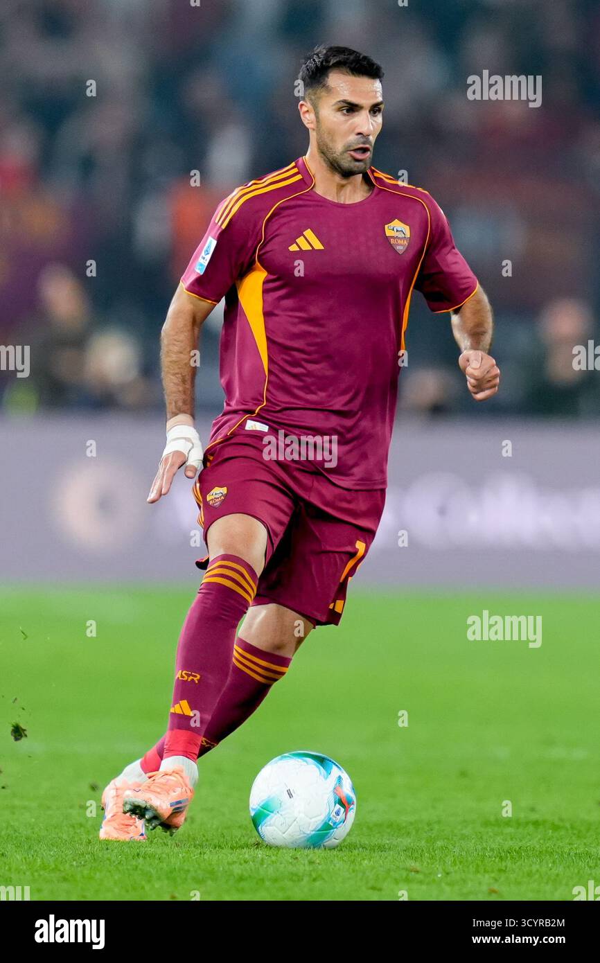 Rom, Italien. Oktober 2025. Zeki Celik von AS Roma in Aktion während des Spiels der Serie A Enilive zwischen AS Roma und FC Internazionale am 18. Oktober 2025 in Rom. Quelle: Giuseppe Maffia/Alamy Live News Stockfoto Rom, Italien. Oktober 2025. Zeki Celik von AS Roma in Aktion während des Spiels der Serie A Enilive zwischen AS Roma und FC Internazionale am 18. Oktober 2025 in Rom. Quelle: Giuseppe Maffia/Alamy Live News Stockfoto