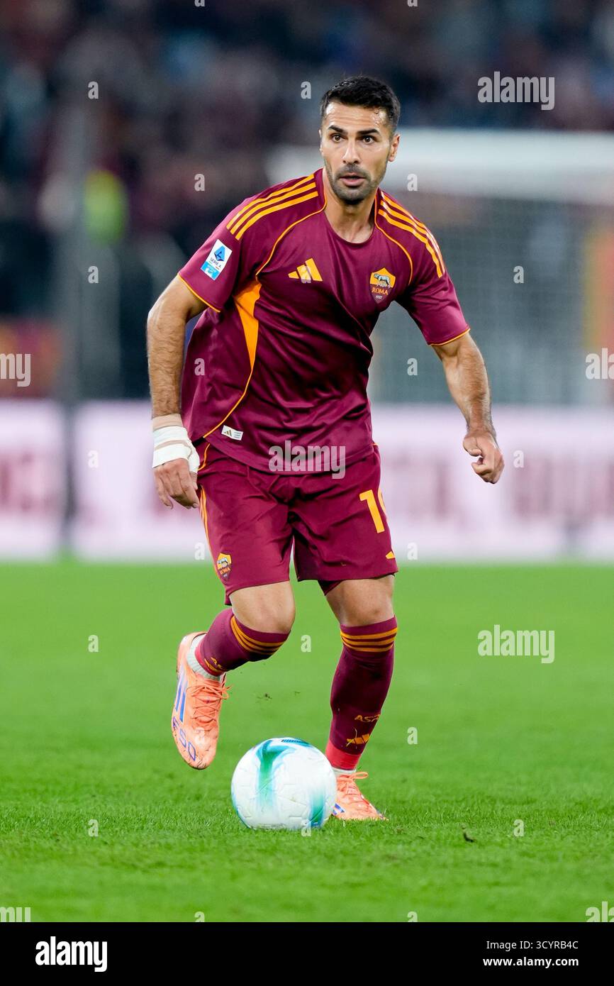Rom, Italien. Oktober 2025. Zeki Celik von AS Roma in Aktion während des Spiels der Serie A Enilive zwischen AS Roma und FC Internazionale am 18. Oktober 2025 in Rom. Quelle: Giuseppe Maffia/Alamy Live News Stockfoto Rom, Italien. Oktober 2025. Zeki Celik von AS Roma in Aktion während des Spiels der Serie A Enilive zwischen AS Roma und FC Internazionale am 18. Oktober 2025 in Rom. Quelle: Giuseppe Maffia/Alamy Live News Stockfoto