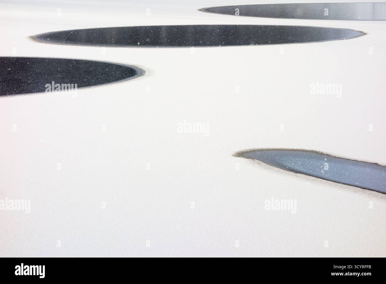 Geschmolzene Wasser Pfütze auf dem See Stockfoto