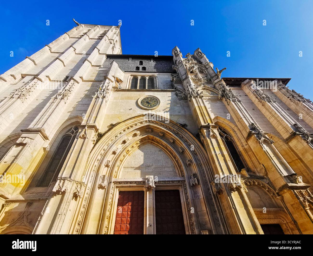 Kirche Saint-Ouen in Pont-Audemer, Eure, Normandie, Frankreich - Smartphone-aufgenommenes Stockfoto