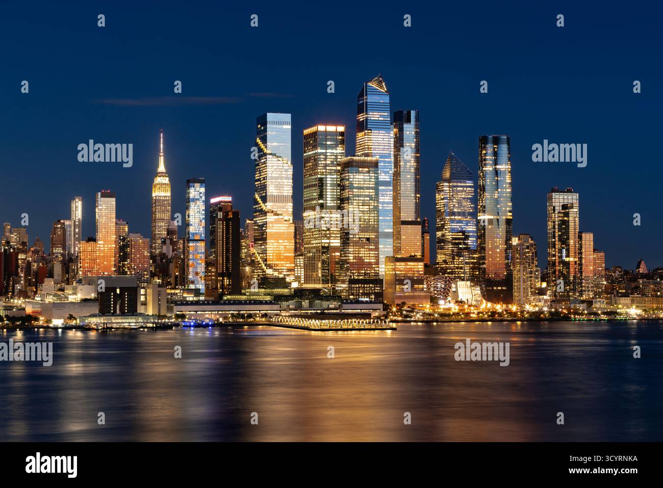 Skyline von New York City und Hudson River in der Dämmerung. Abendlicher Blick auf die Wolkenkratzer der Hudson Yards in Manhattan Stockfoto
