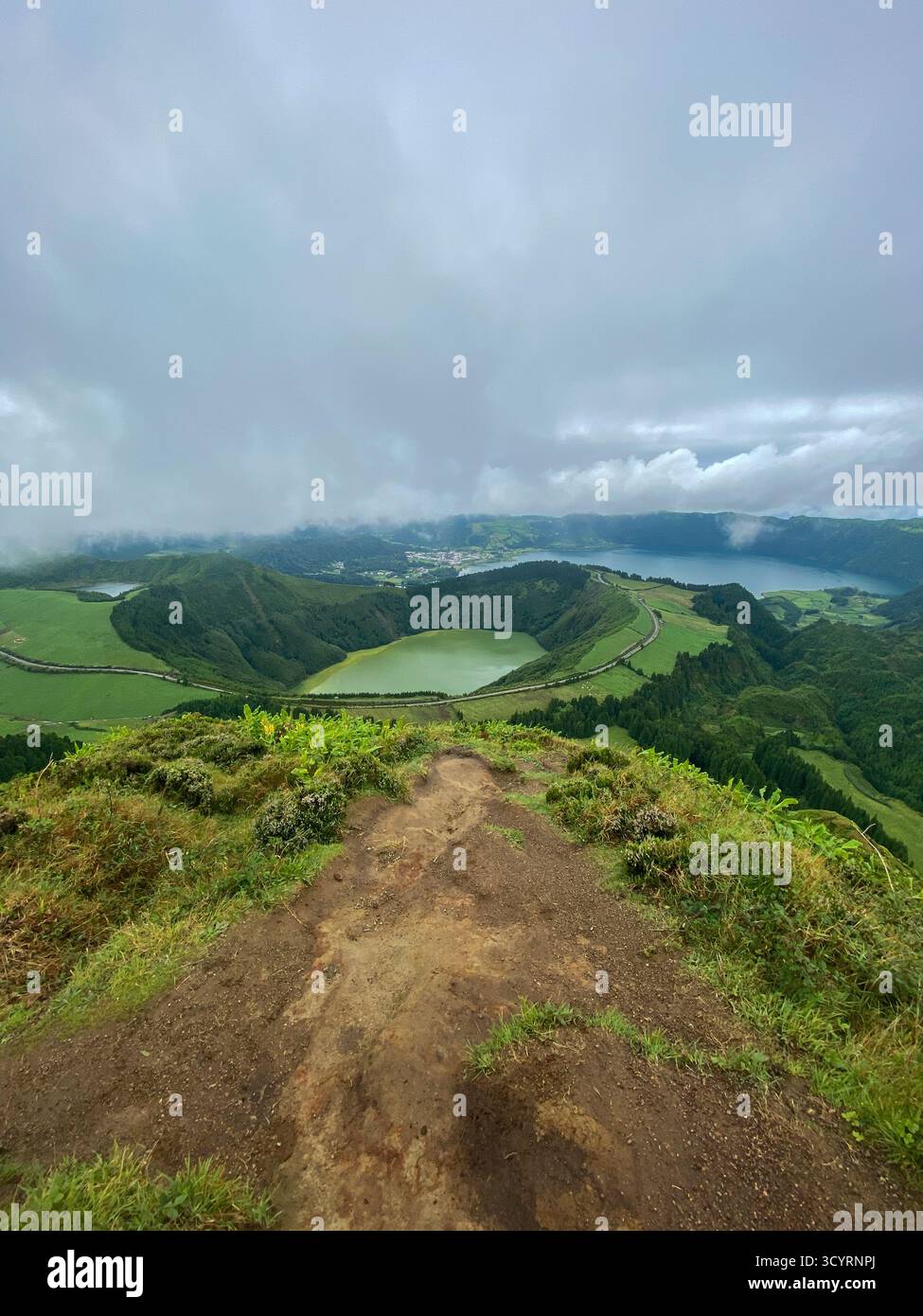 Hoher Aussichtspunkt über die Smaragd- und Blauen Sete Cidades-Kraterseen im Nebel auf den Azoren - Smartphone-aufgenommenes Stockfoto