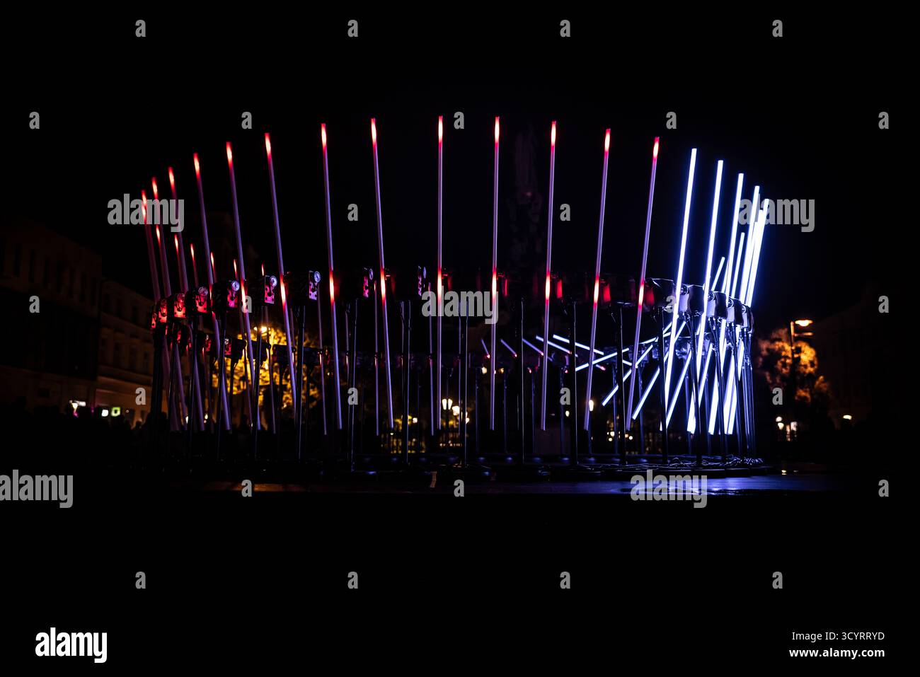 Die faszinierende Nachtszene fängt eine moderne Lichtinstallation ein, die den Raum mit einer futuristischen Ästhetik dominiert und aus einer Reihe von Diag besteht Stockfoto