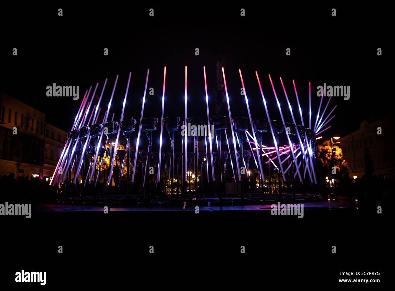 Die faszinierende Nachtszene fängt eine moderne Lichtinstallation ein, die den Raum mit einer futuristischen Ästhetik dominiert und aus einer Reihe von Diag besteht Stockfoto