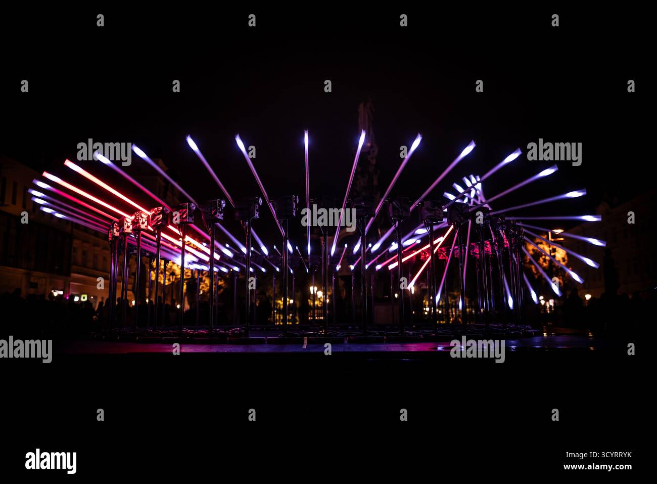 Die faszinierende Nachtszene fängt eine moderne Lichtinstallation ein, die den Raum mit einer futuristischen Ästhetik dominiert und aus einer Reihe von Diag besteht Stockfoto