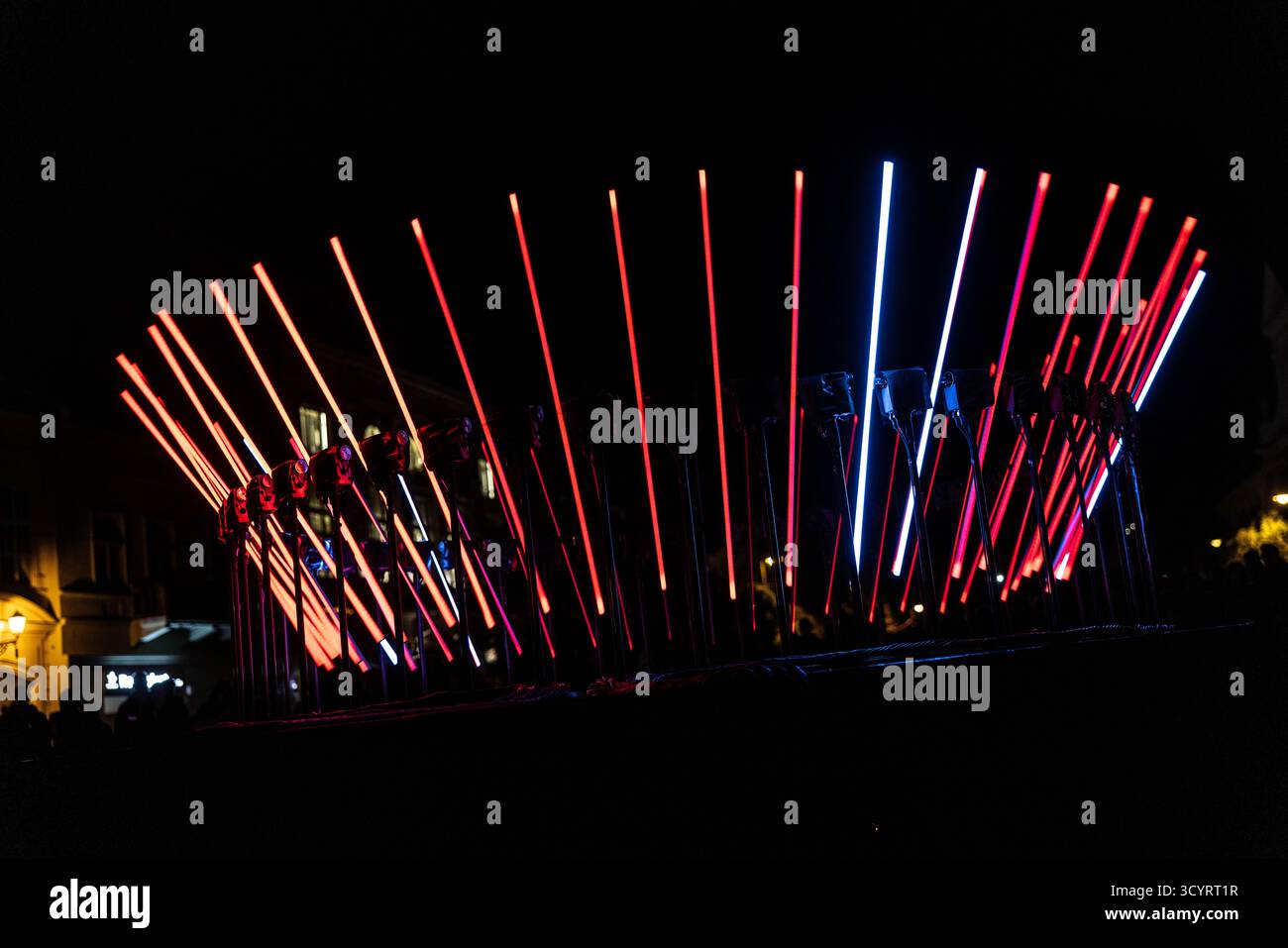 Die faszinierende Nachtszene fängt eine moderne Lichtinstallation ein, die den Raum mit einer futuristischen Ästhetik dominiert und aus einer Reihe von Diag besteht Stockfoto